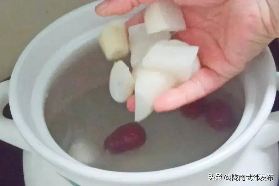 猪尿泡是好东西,经济实惠,有用又美味,这样煲汤比猪肚还好吃!