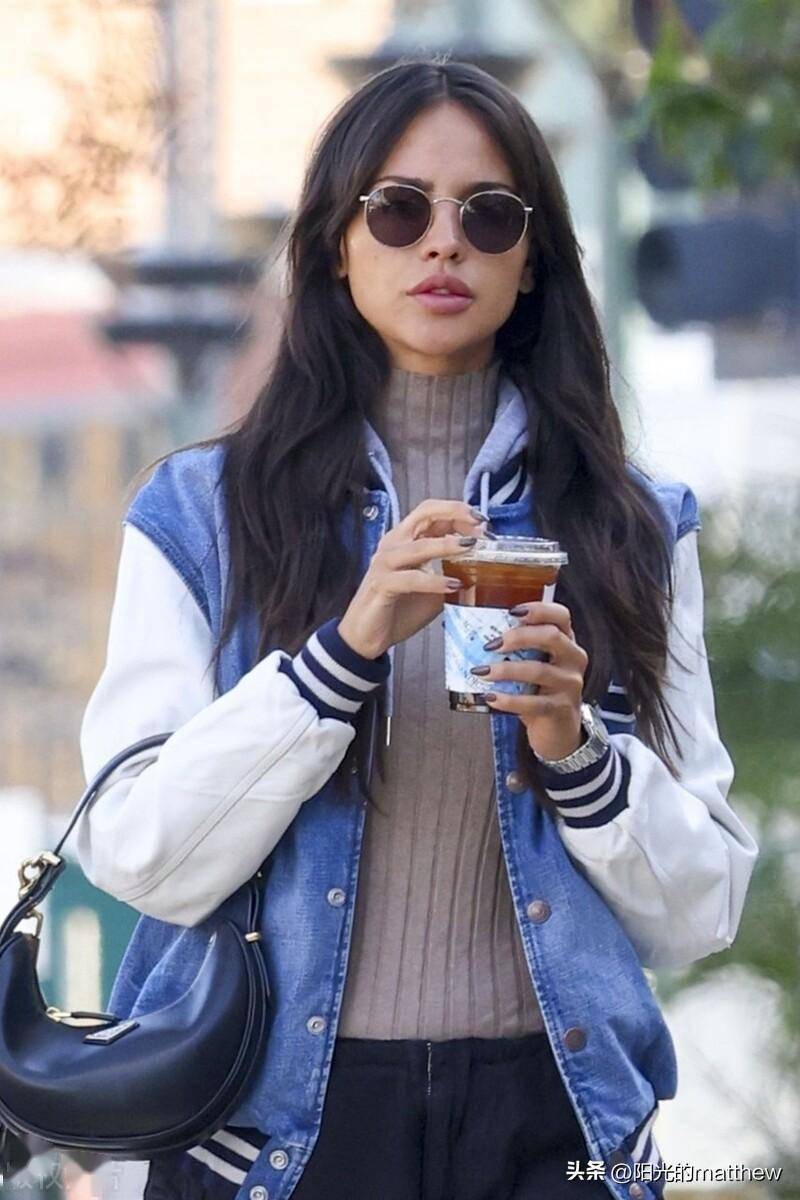 艾莎冈萨雷斯手拿咖啡现身街头,牛仔拼接外套搭配工装裤帅气酷飒_美国
