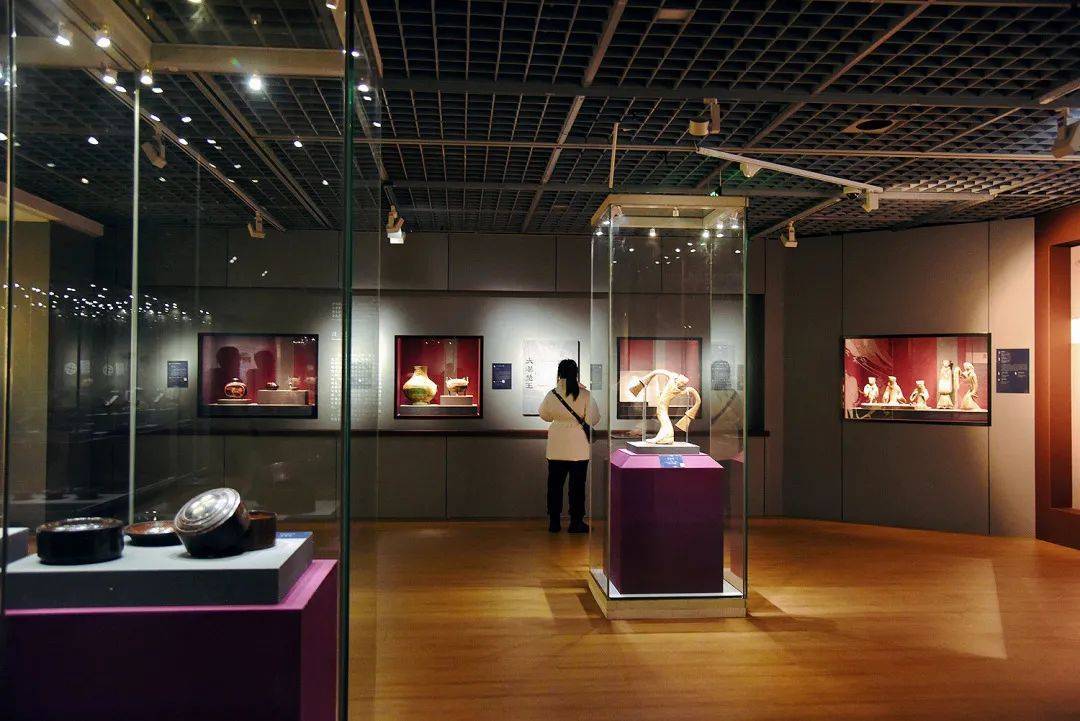 展览撷集了来自于南京博物院,湖北省博物馆,荆州博物馆,徐州博物馆