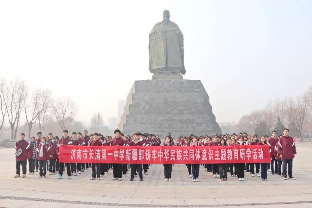 在园博园内,学生们穿行于各具特色的园区中,包括新疆园,桂林园,北川园