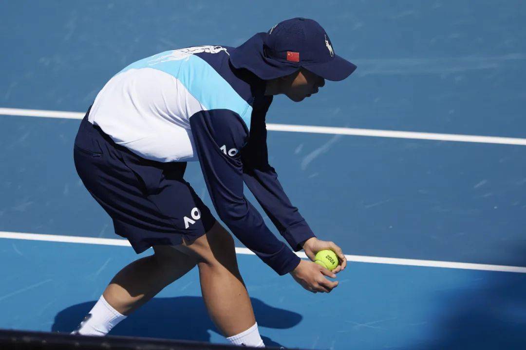 相信在今年澳大利亚网球公开赛的赛场上,六名中网球童还将继续为大家