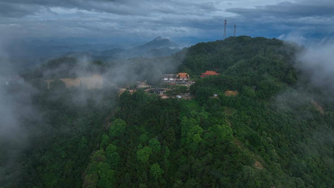 从山顶极目远眺,向南可俯瞰信宜中心城区及其南部群山,向北可远揽连绵