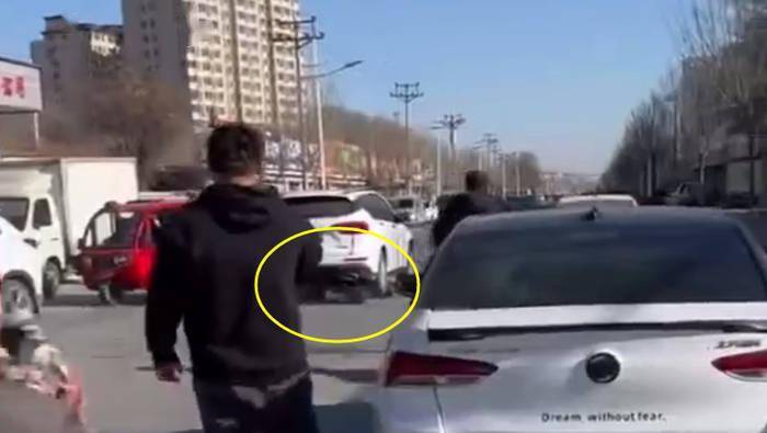 河北秦皇岛一小车当街碾轧拦车男子，驾驶员已到案，移交刑警处理
