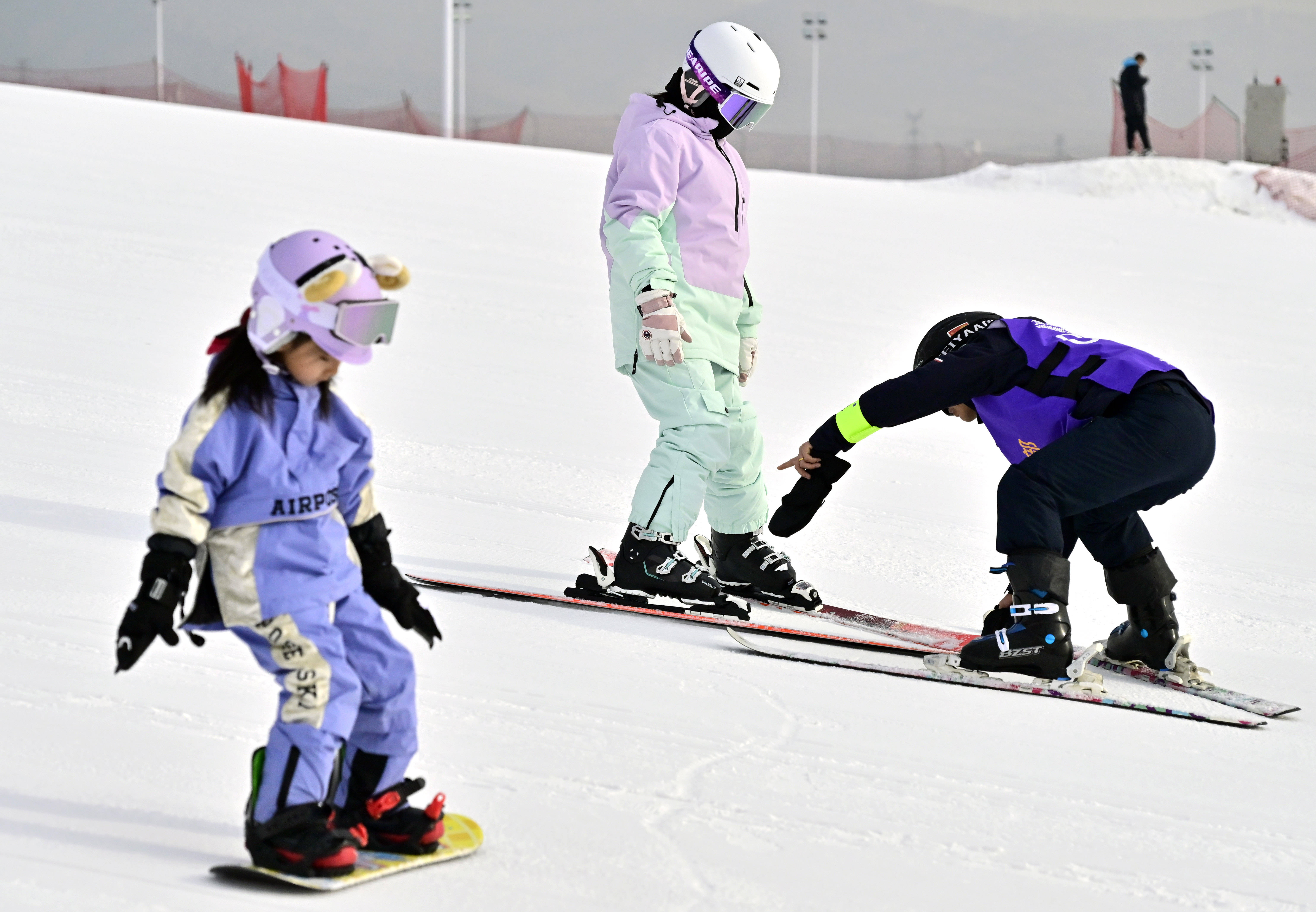 1月13日,在大同市万龙白登山国际滑雪场,缆车载着滑雪爱好者在雪场中