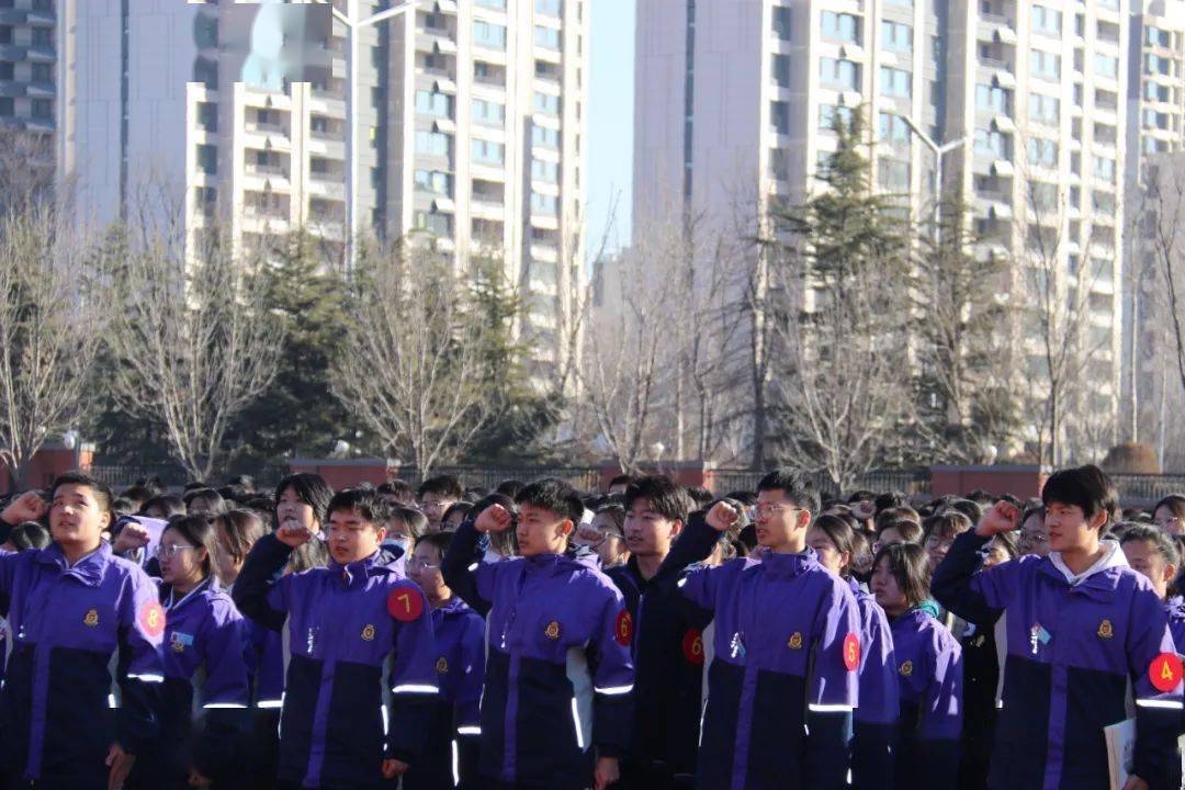 【人文四中61校园传真】潍坊四中举行升旗仪式暨踔厉少年颁奖仪式