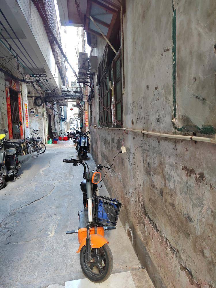 【视频】东莞200多万电动自行车停放困局追踪:城中村乱停放问题突出