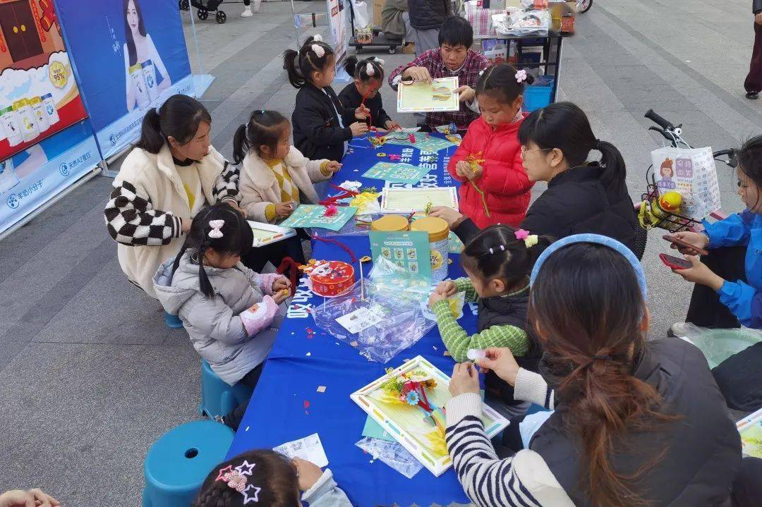 喜迎龙年,童心送福由辖区内的明月江南湘云雅苑幼儿园的小朋友们准备