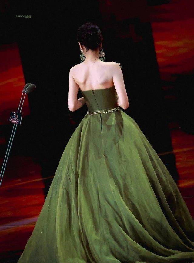 "迪丽热巴新造型惊艳亮相:绿色礼服搭配面纱,如森林逃脱公主!