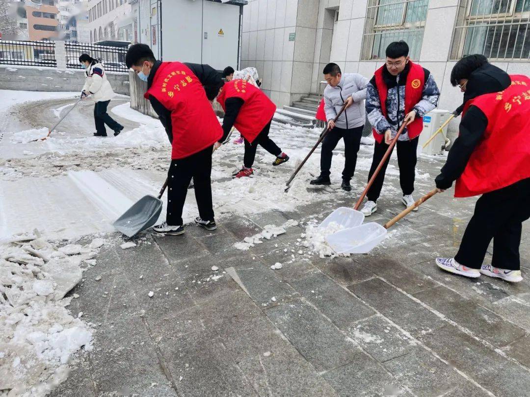 冬天学生志愿者图片图片