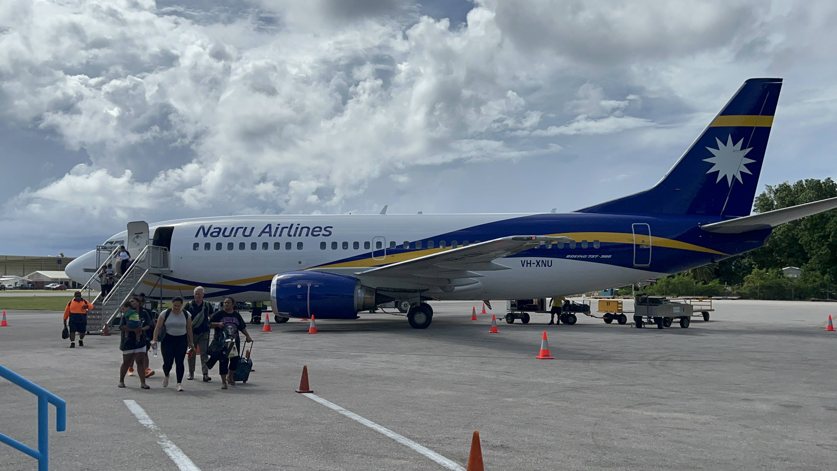 新华社记者从澳大利亚布里斯班搭乘航班抵达瑙鲁机场,成为瑙鲁政府