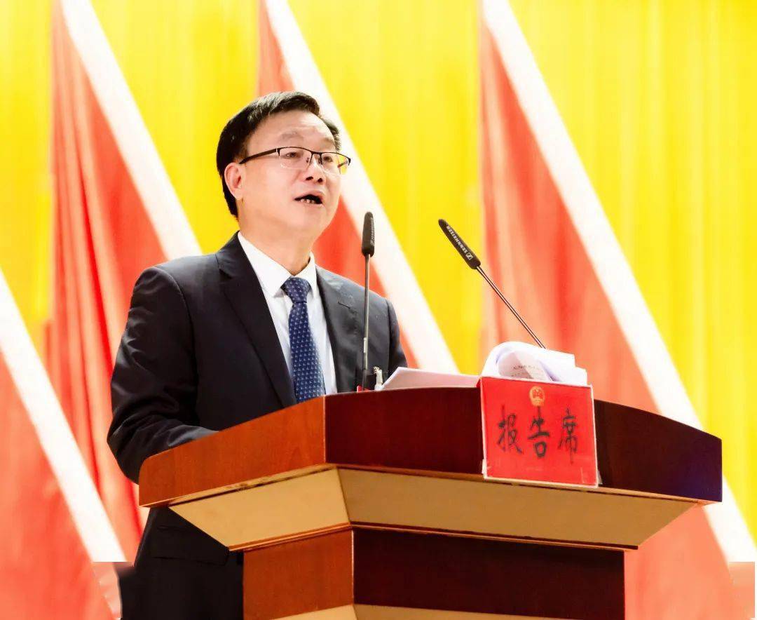 列席本次会议的有:不是无为市第一届人大代表的市四大班子和市人武部