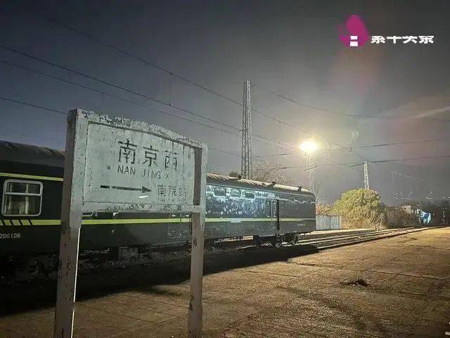 大學生夜遊打卡地,爬火車拍照遭電擊進了icu!鐵路南京