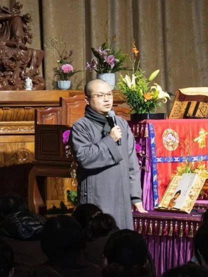 杭州灵隐寺举行传授三皈依法会,礼请方丈光泉大和尚为大众传授三皈依