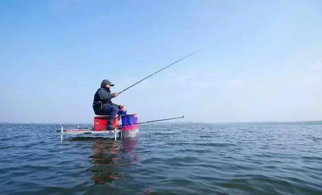 釣點標記,對岸樹木等)三點一線定位,然後打窩施釣,但此法中大魚時