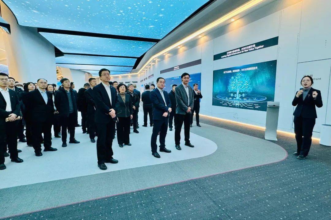 华为数字能源中国区副总裁邢清欢迎李启钊一行到访,并一同参观了