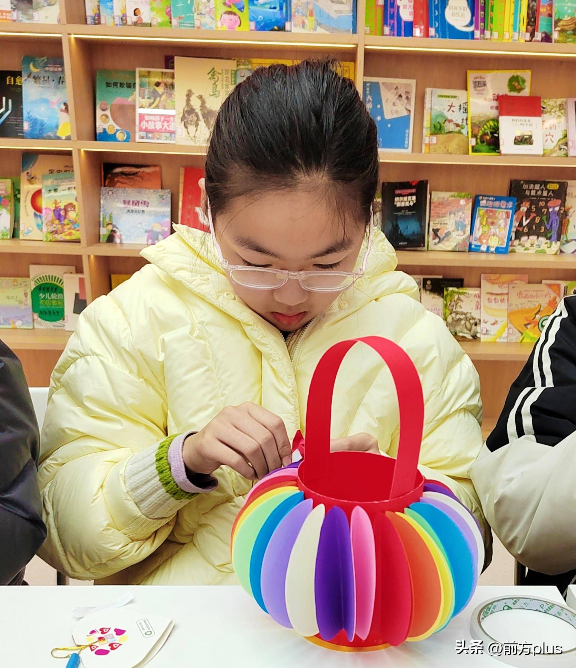 青少年巧做灯笼 喜迎春节_文化_传统_皇城