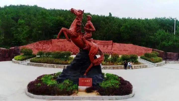 文旅融合三产发展"目标,挖掘红色文化资源,发展旅游观光产业,建设油菜