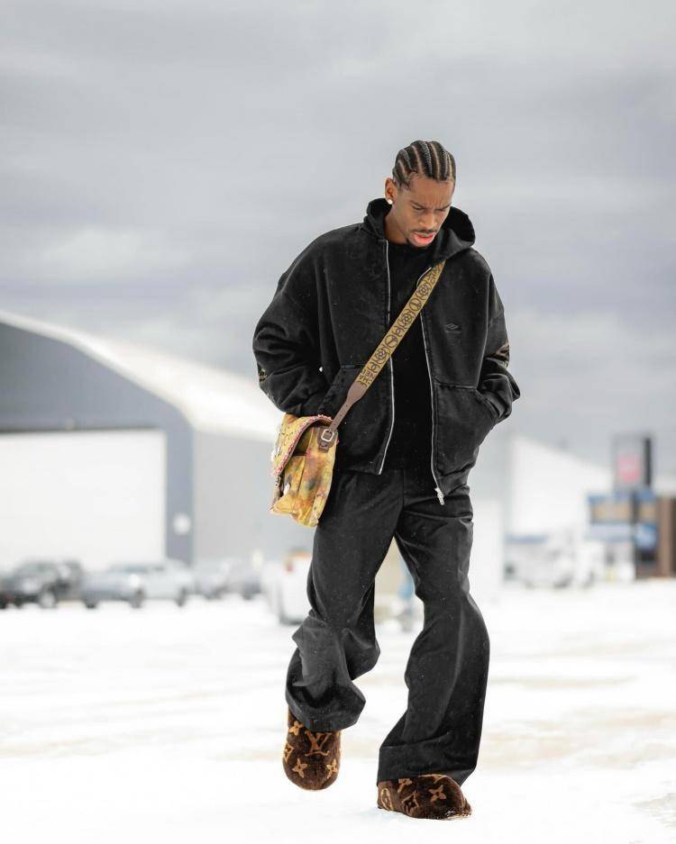 时尚先锋!亚历山大晒近日穿搭 另类黑色墨镜个性十足!