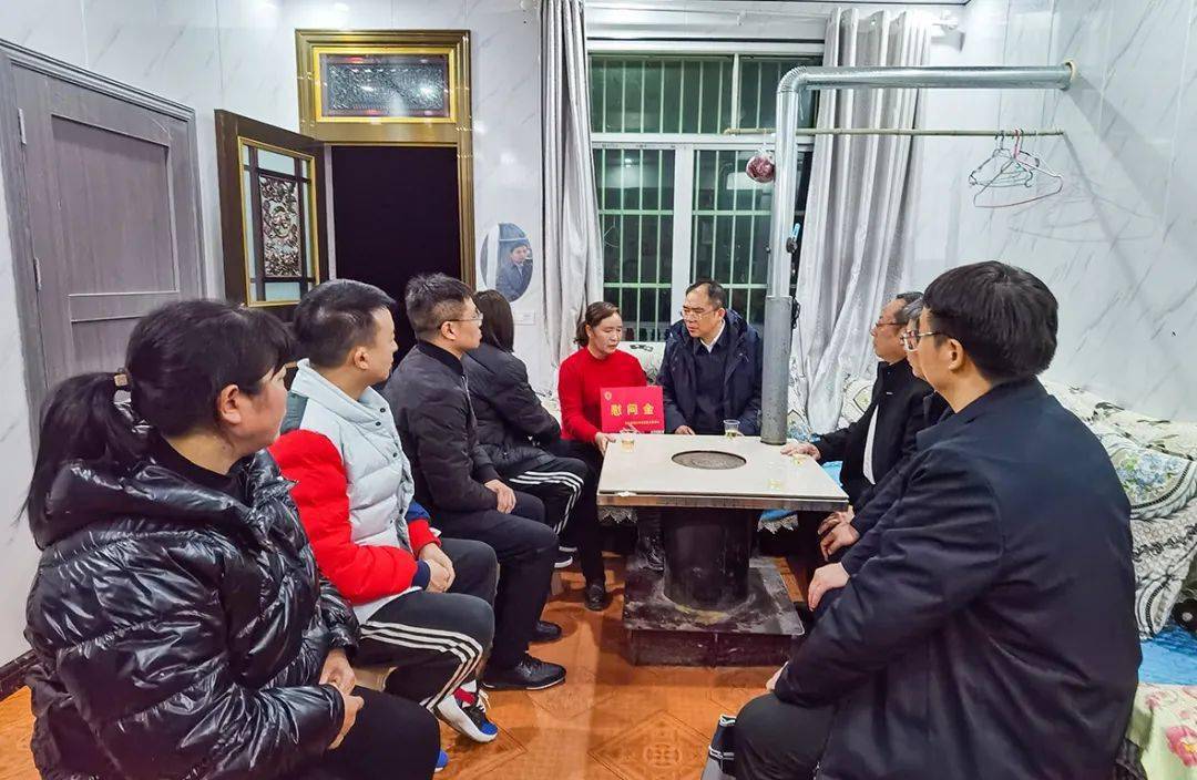【时政】武荣到枫香镇花茂村开展慰问活动_见义勇为_家庭_播州