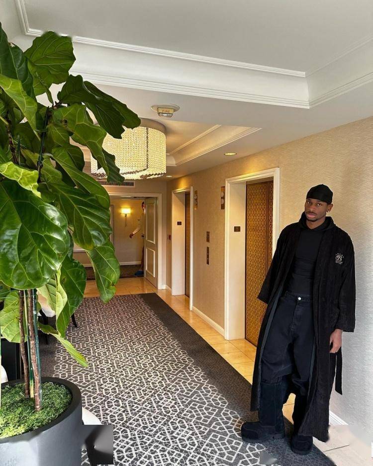 时尚先锋!亚历山大晒近日穿搭 另类黑色墨镜个性十足!