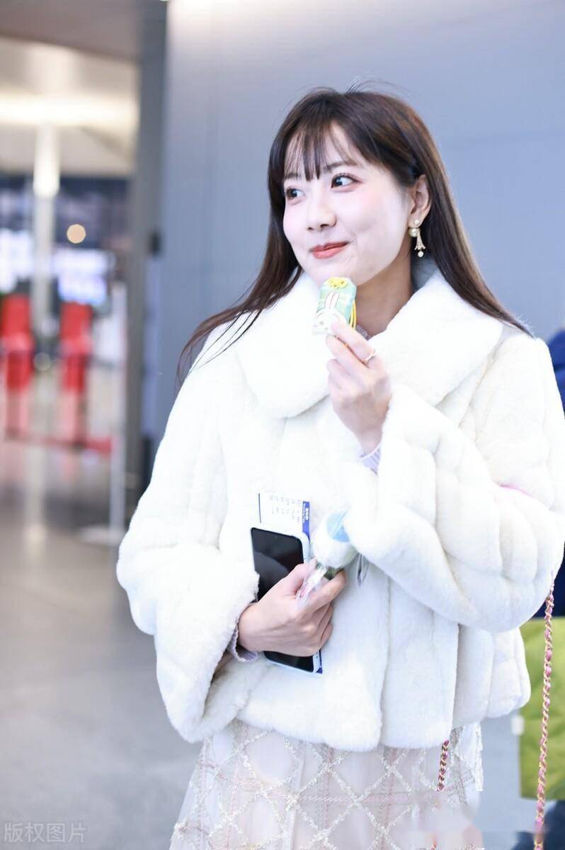 李艺彤上海出发,毛绒外套内搭长裙精致甜美_内里_羽绒_机场
