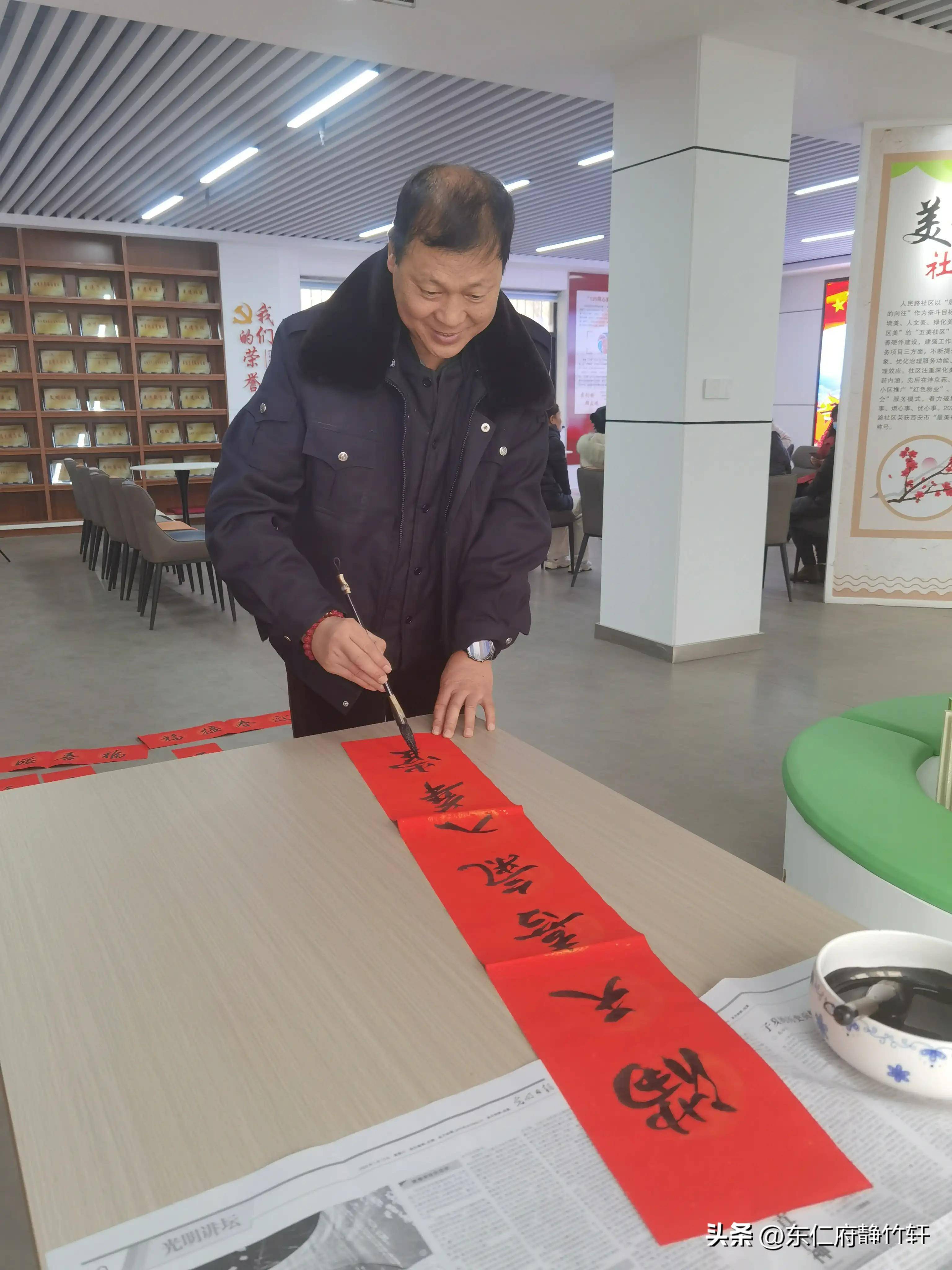 鄠邑区诗词楹联学会书画分会为区家研会会员义写春联 文/山晓