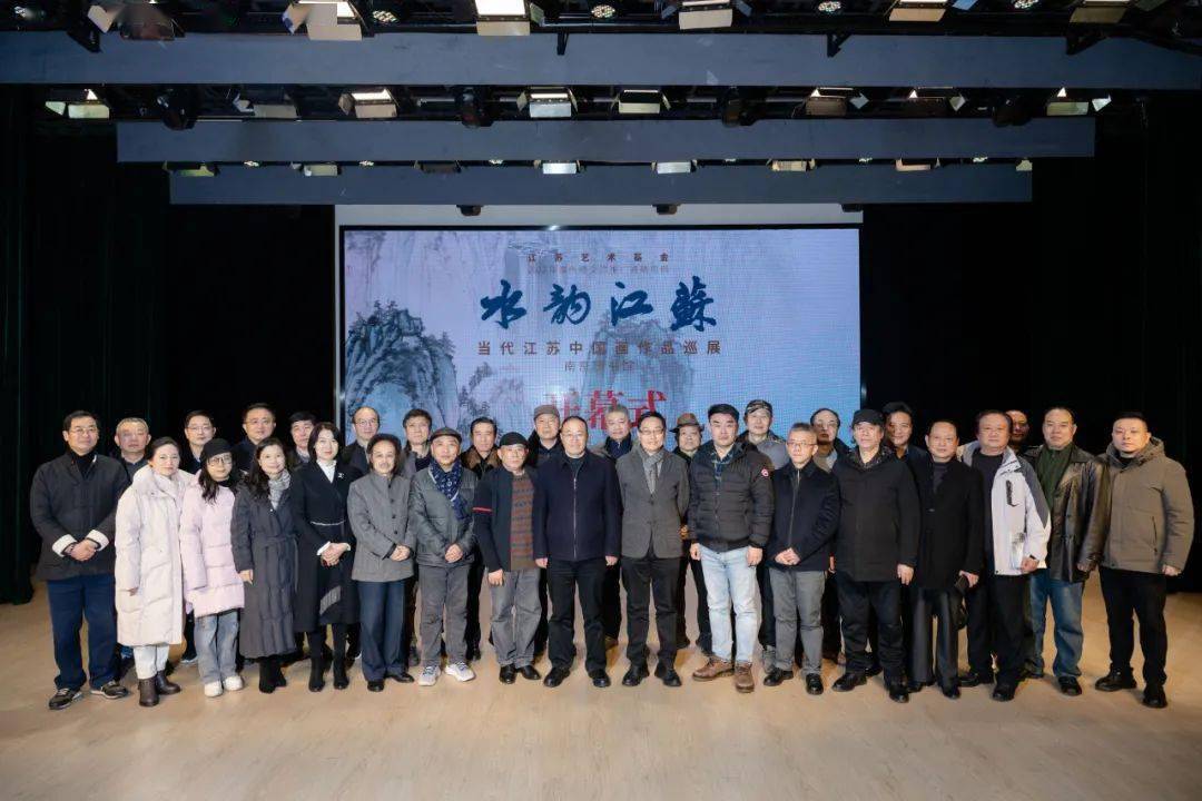 镇江画院原院长杨雷表示,我们这次的创作,是围绕水韵江苏的反映与讴歌