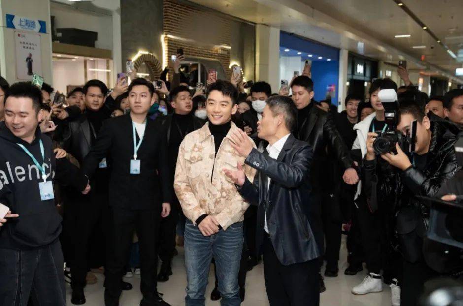 "海宁皮革城在现场为郑恺送上了定制皮衣,生肖虎皮宠等"海宁特产"大