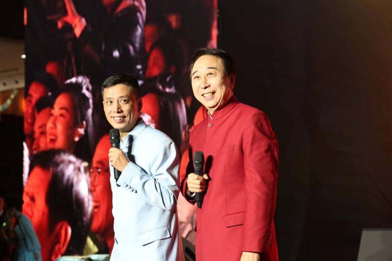 陈寒柏,王振华演出现场相声《献您一支歌》方清平演出现场相声《我叫