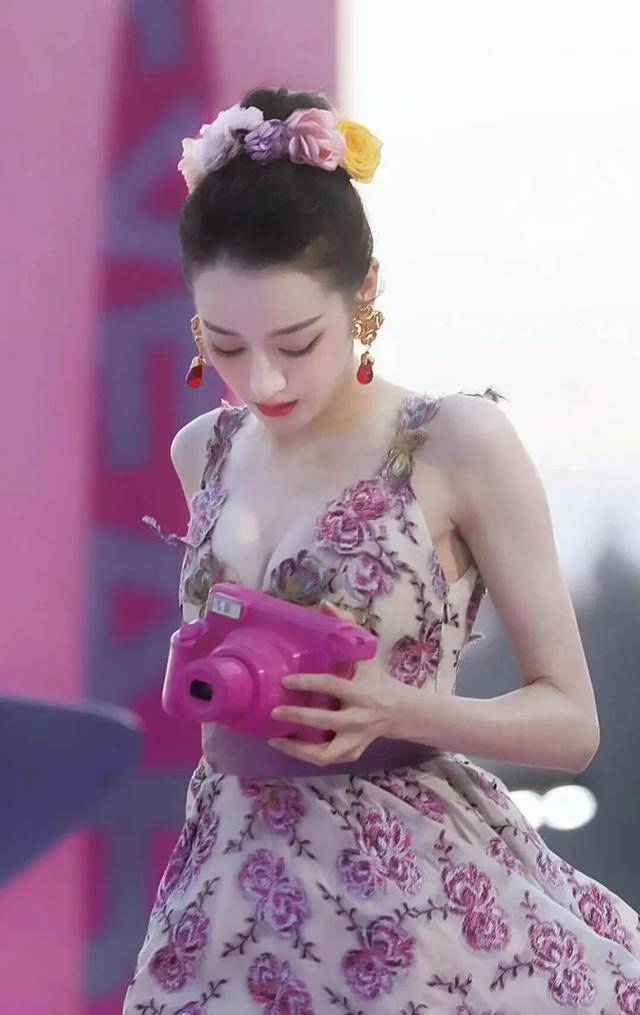 迪丽热巴才是"大号水蜜桃"穿深v长裙撑的有点满31岁女人味十足_身材