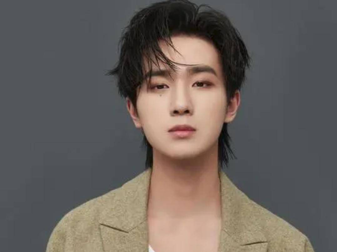 大家还记得李宏毅之前和赵露思上热搜吗?