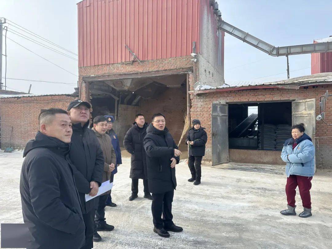 东风区消防救援大队1月15日晚,汤原县委常委常务副县长张鹏宇带领县