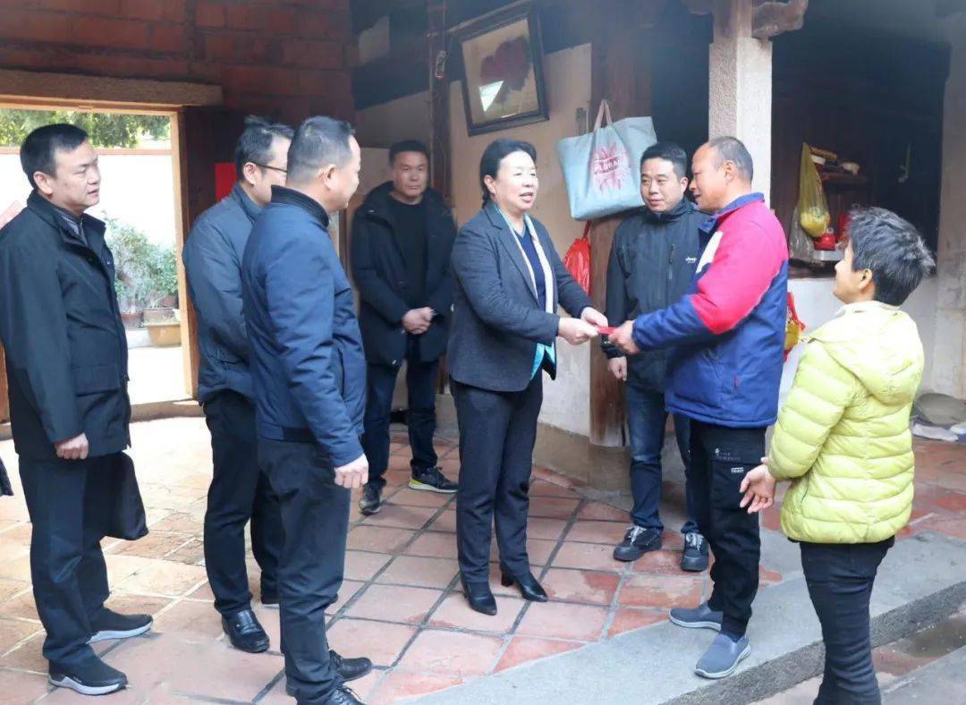 洛江区委书记颜丽明走访慰问困难群众,老党员_的发展_桥南社区_生活