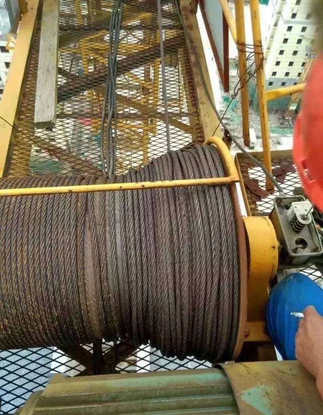 因塔吊吊运钢管坠落,项目经理,总监均未到岗履职._处理_钢丝绳厂_单位
