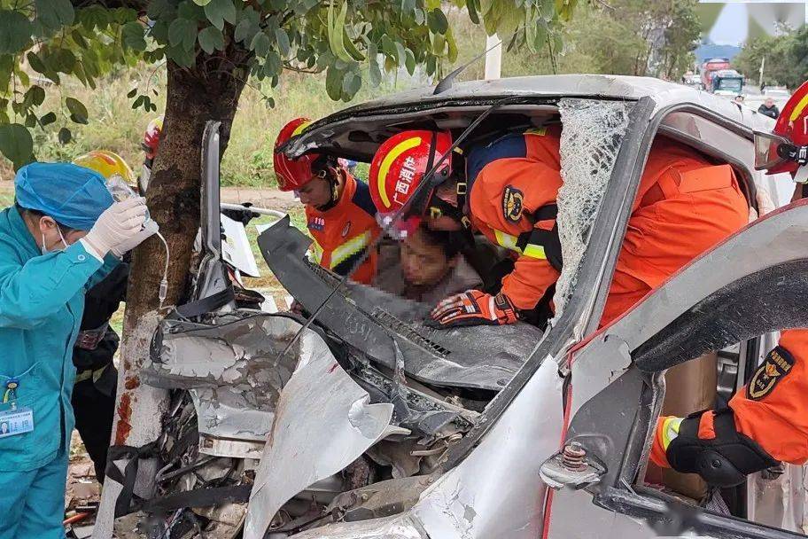事发都安!一天连续两起交通事故,车头都撞散架了._人员_救援_货车