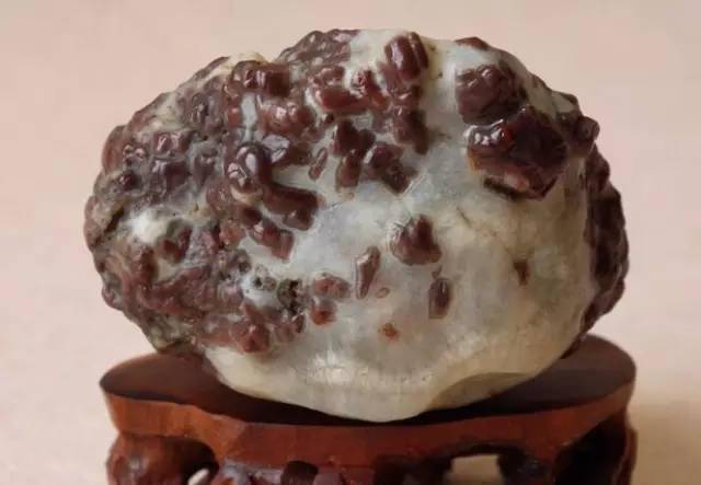 玛瑙中的珍品,是一种稀缺的多彩宝玉石,无论从质地,色彩,还是价值上