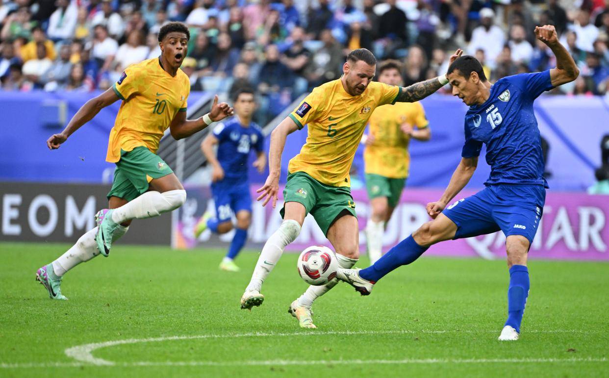 足球——小组赛b组:澳大利亚队对阵乌兹别克斯坦队_新华社_比赛_孙