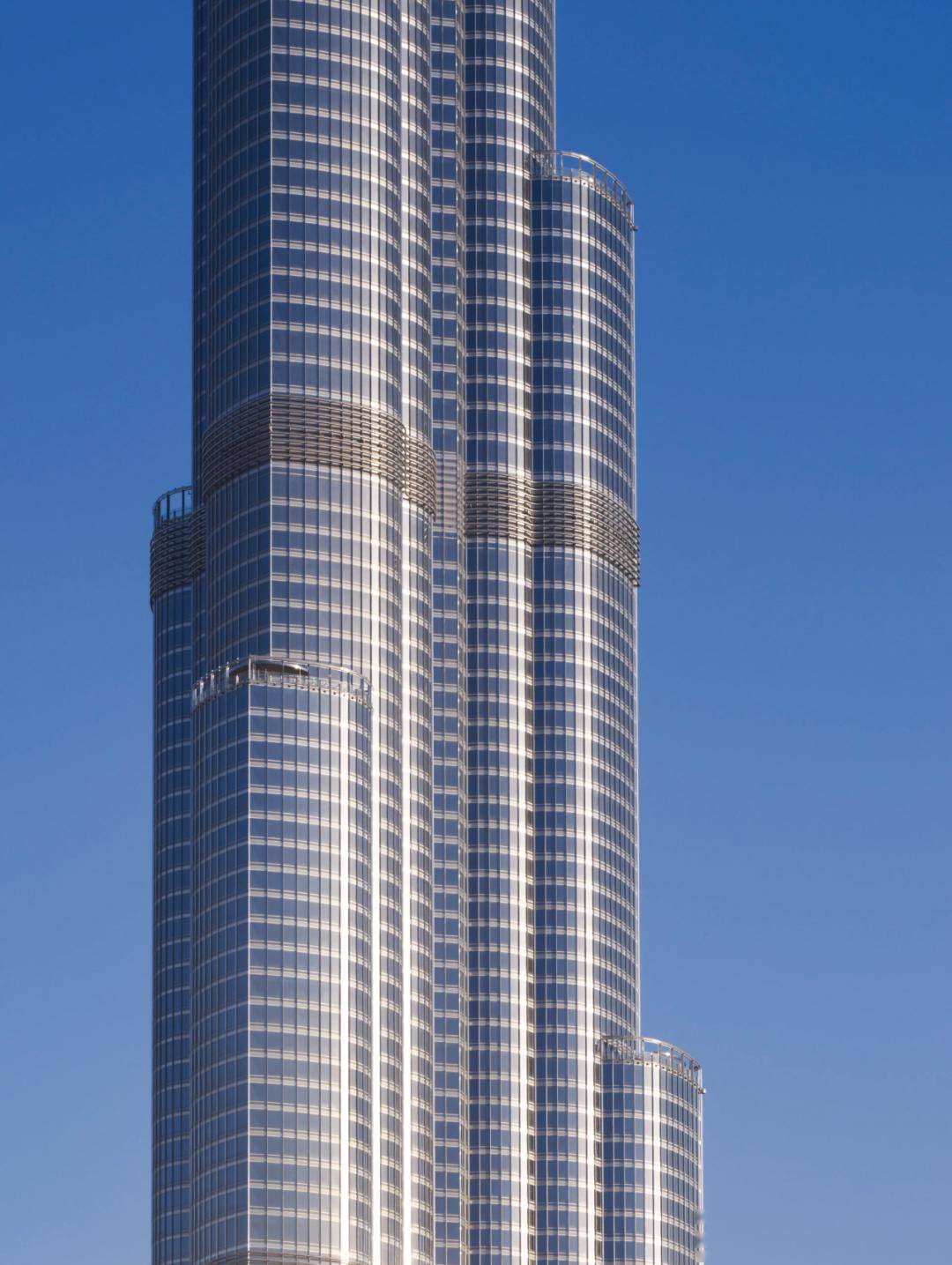 哈利法塔是由阿联酋公司艾马尔地产公司(emaar properties pjsc)开发