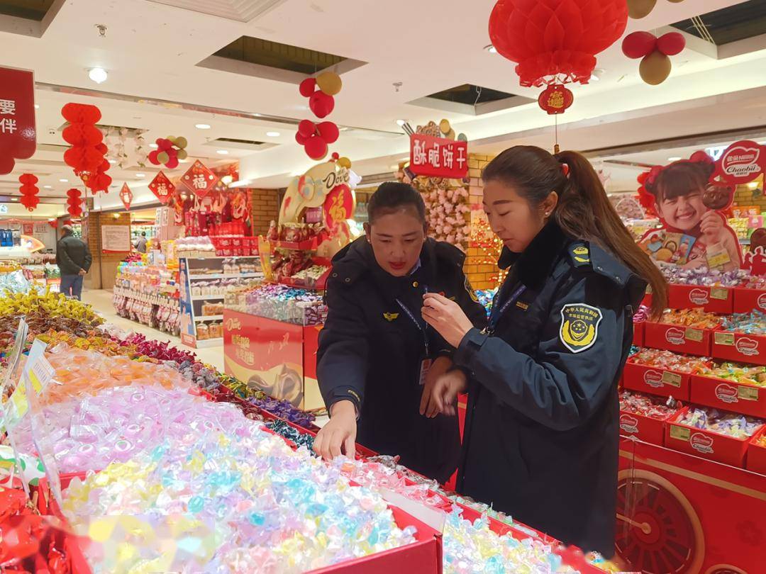 在農貿市場,市場監管局工作人員重點對蔬果,肉類,水產品等食品安全及