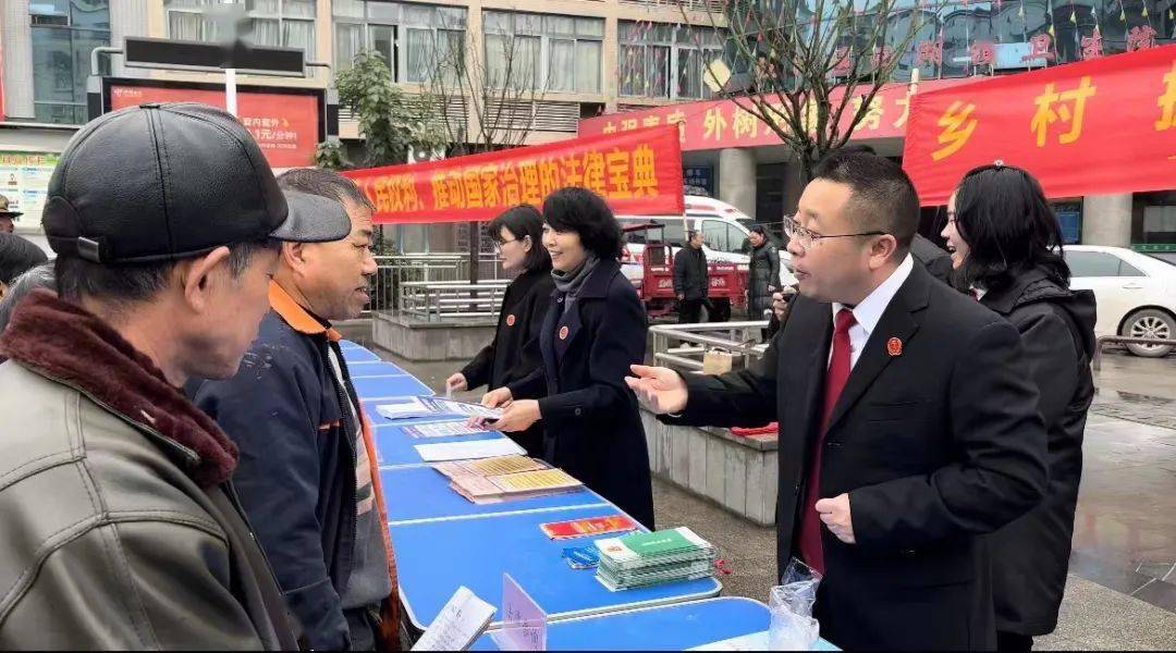 活動通過現場懸掛法治宣傳標語,派發法律知識宣傳資料;法官,律師