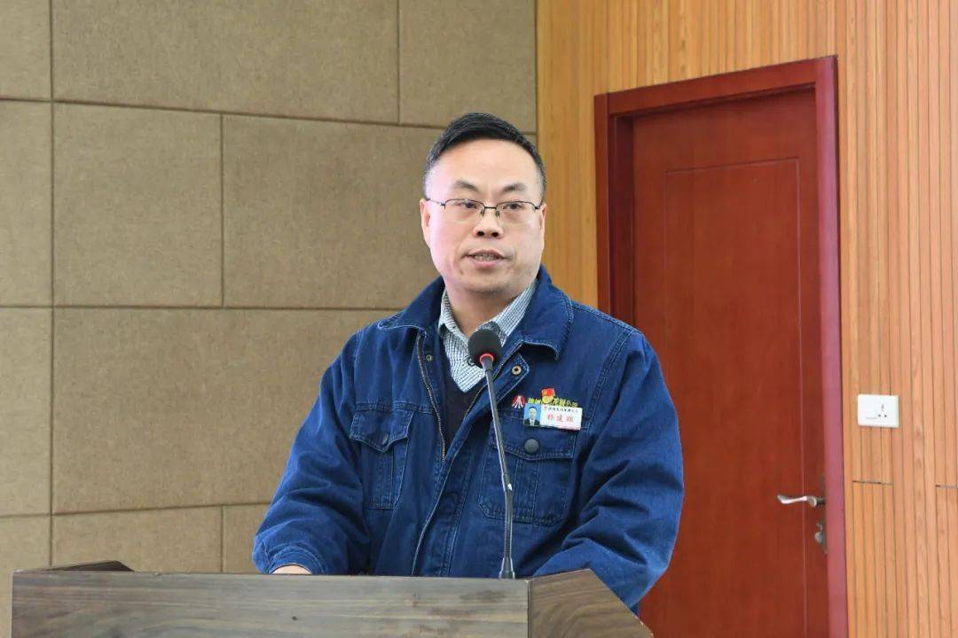 会上还举行了硬仗主帅授旗仪式,陈骁,冯伟分别为各硬仗主帅授旗.