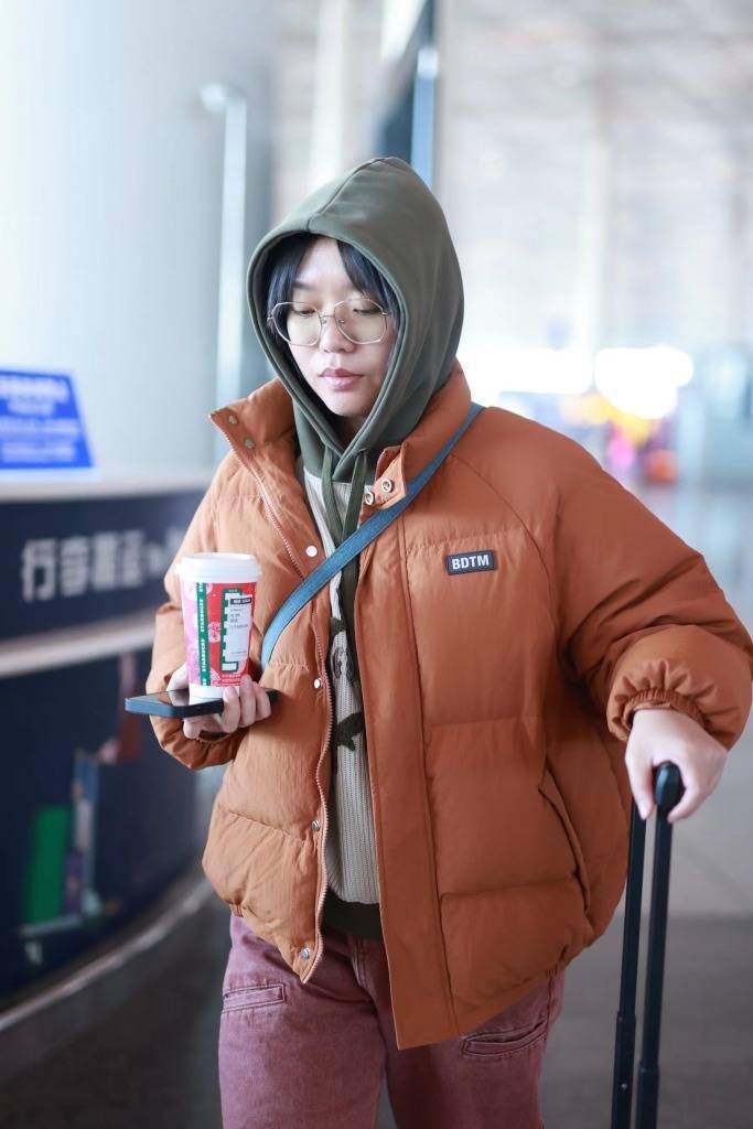 寒潮仍未离场 女明星机场穿搭多以保暖为主_图片_来源_视觉