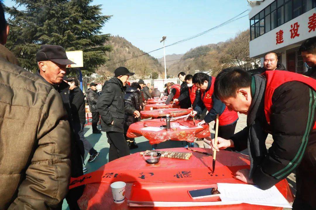 市文旅局在化廟村舉辦迎新春寫春聯送祝福活動_群眾