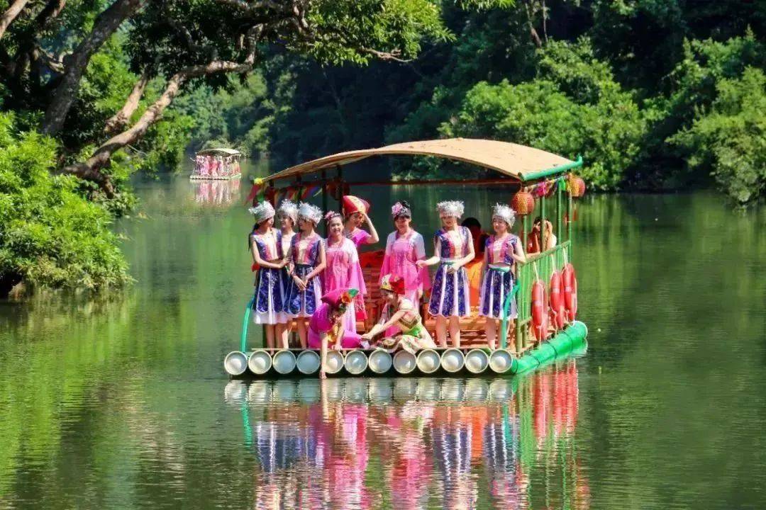 绿水江——猕猴水上乐园金龙寨位于龙山龙头脚下,集壮家竹楼,壮家古井