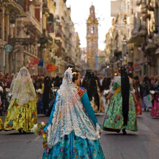西班牙女性传统服饰图片