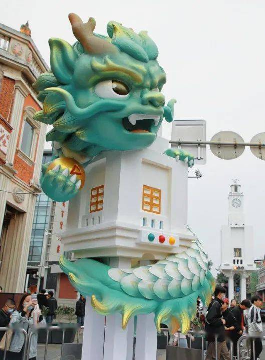 蒲牢形象与"西街钟楼"相结合,手捧明珠,盘于高楼之上,以寓意"大厝兴起