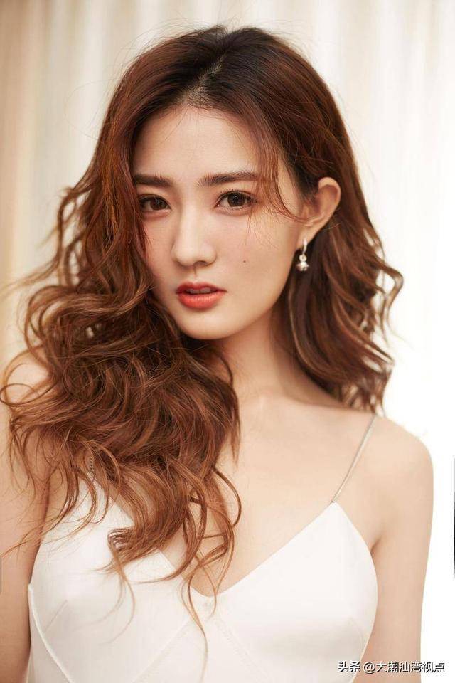 徐璐,一双水灵灵的大眼睛,五官精致而柔美