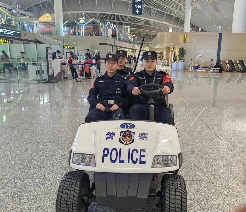 机场辅警图片