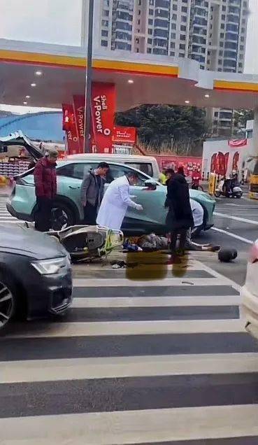 昨天下午,南充顺庆区北干道亚华加油站门口发生一交通事故!