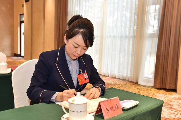 四川省人大代表,资中县副县长吕晓梅:先进制造业,现代农业和现代服务